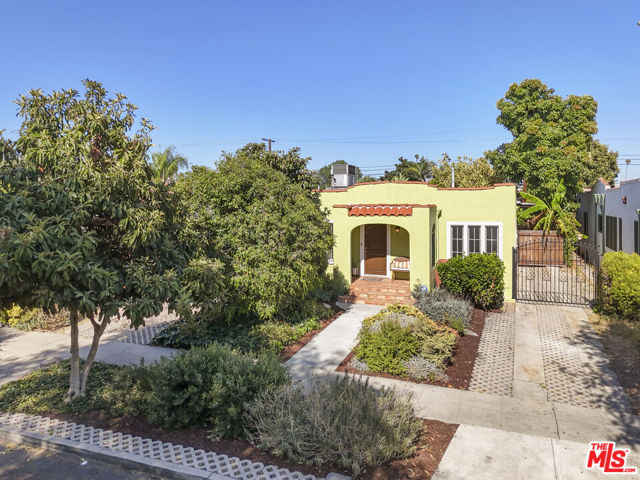 3010 11th Avenue, Los Angeles CA: https://media.crmls.org/mediaz/87367837-5201-4b86-abb3-f65a43ece750.jpg