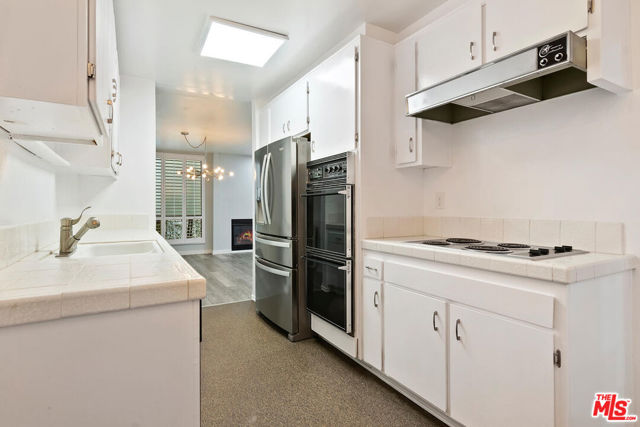927 N Kings Road, West Hollywood CA: https://media.crmls.org/mediaz/87369049-877b-4ec5-9ac3-a8bece47ae51.jpg