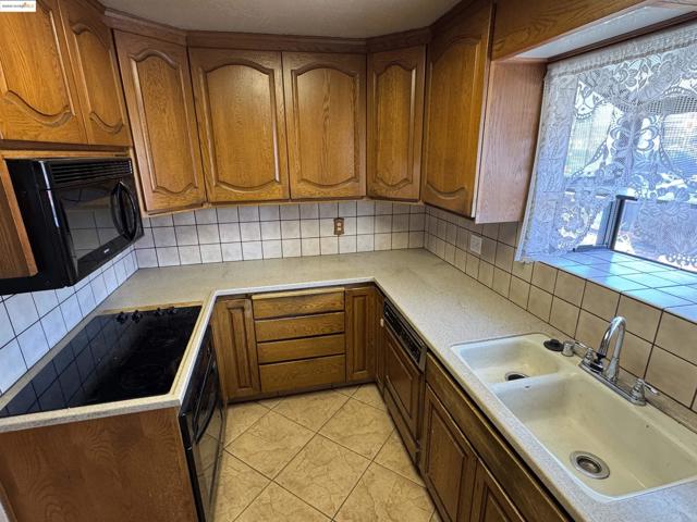 20145 Royal Avenue, Hayward CA: https://media.crmls.org/mediaz/8736b3b6-f0a1-4fbe-9de4-ff5105b897df.jpg