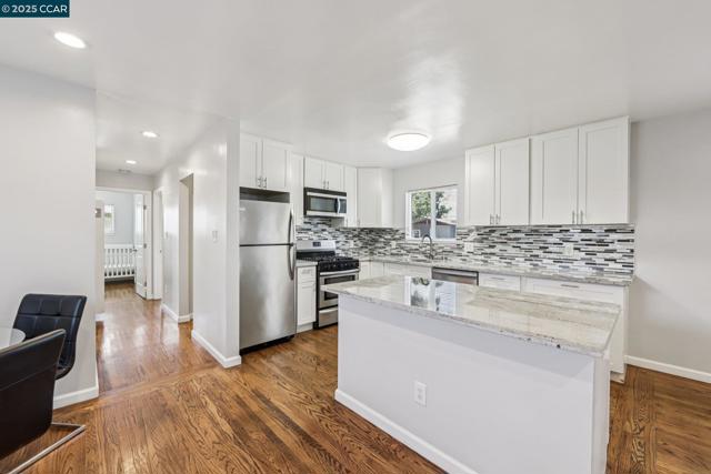 2110 Hellings Avenue, Richmond CA: https://media.crmls.org/mediaz/87381e77-48f4-4057-859c-7e250974fb27.jpg