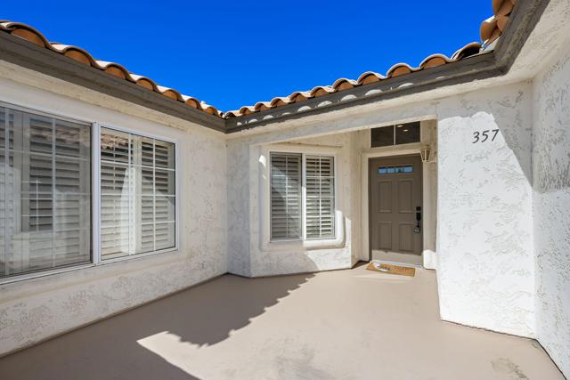 357 Desert Falls E Drive, Palm Desert CA: https://media.crmls.org/mediaz/87387f66-b23f-40e3-a6a3-4d60bd03d0ca.jpg