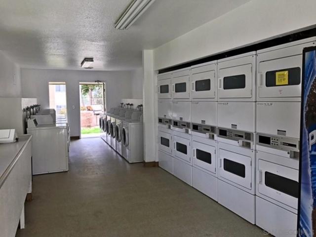 432 Edgehill Ln, Oceanside CA: https://media.crmls.org/mediaz/8738f890-db44-4e87-a55e-eb8be4ec250d.jpg