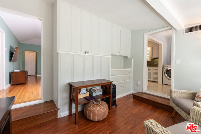 4316 Beeman Avenue, Studio City CA: https://media.crmls.org/mediaz/87391328-d580-44d3-9220-686d0ee9f6cd.jpg