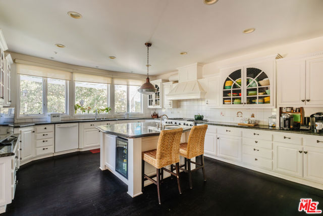 4244 Balcony Drive, Calabasas CA: https://media.crmls.org/mediaz/87392141-6ac3-485e-871c-4c5f8f5c90bc.jpg