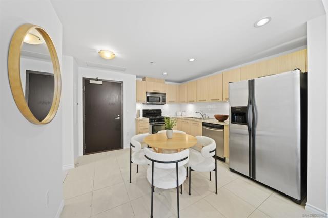 1431 Pacific Hwy, San Diego CA: https://media.crmls.org/mediaz/873ace75-3353-4aeb-8e9c-c0b5d7f0c204.jpg
