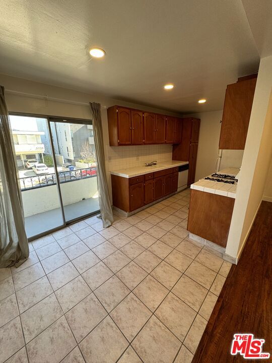 3707 Kelton Avenue, Los Angeles CA: https://media.crmls.org/mediaz/873b26ad-4eb5-439d-9b21-38f8a347ddb3.jpg