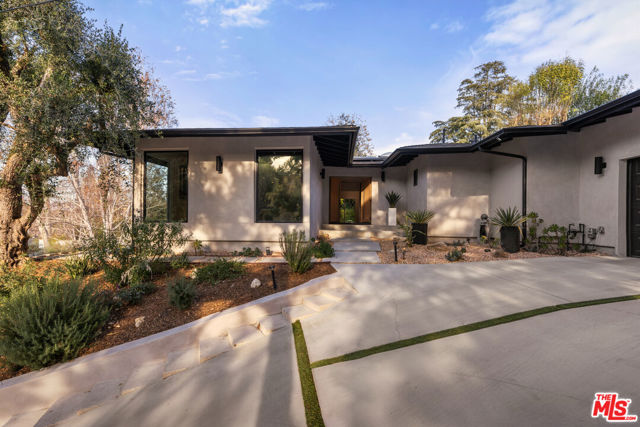 4430 Natoma Avenue, Woodland Hills CA: https://media.crmls.org/mediaz/873b8602-cdf5-4b99-8930-b5b308127a43.jpg