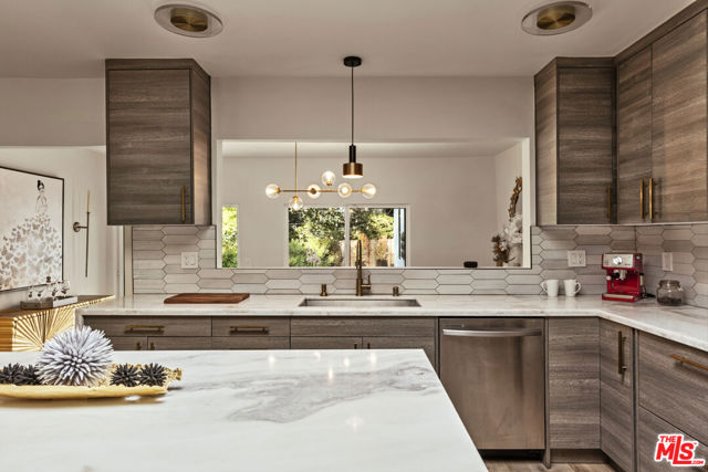 4430 Natoma Avenue, Woodland Hills CA: https://media.crmls.org/mediaz/873bef62-3d63-4f66-a952-a03a4894db1e.jpg