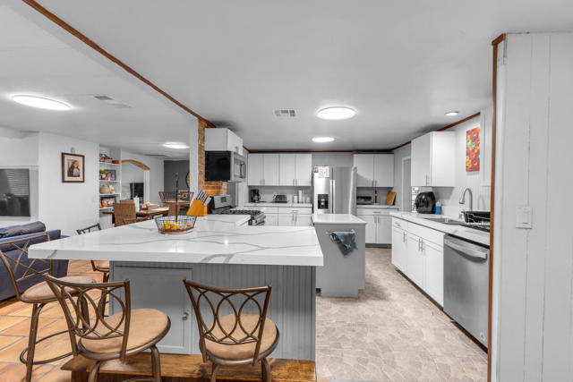 40 Country Club Drive, Palm Desert CA: https://media.crmls.org/mediaz/873cb7ff-6020-47c6-b518-9a0ac8fe6f71.jpg