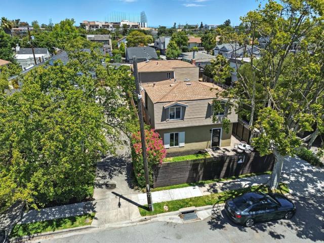 946 Laguna Avenue, Burlingame CA: https://media.crmls.org/mediaz/873cdb2a-d4a4-47cf-ba42-66a8e681b204.jpg