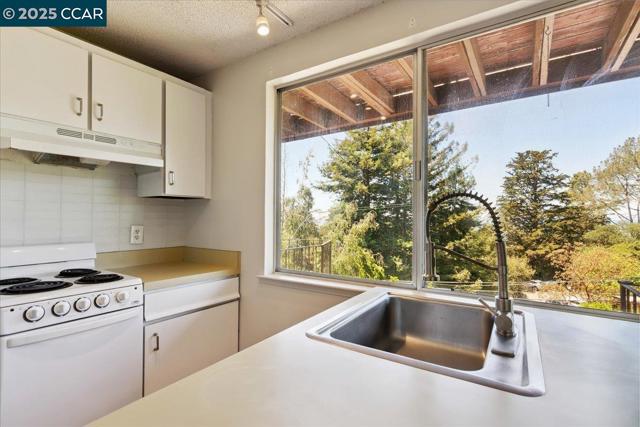 51 Rincon Rd, Kensington CA: https://media.crmls.org/mediaz/873dab9a-f57b-4db1-8c44-022b8f35f38d.jpg