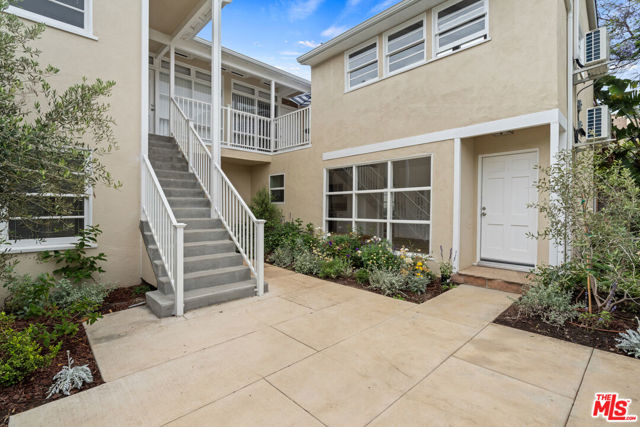 814 3rd Street, Santa Monica CA: https://media.crmls.org/mediaz/873e0e7a-3534-4de1-92fe-95fefa55715f.jpg