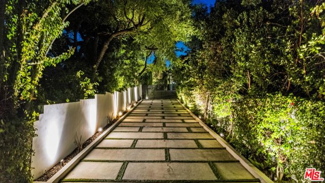 18762 Wells Drive, Tarzana CA: https://media.crmls.org/mediaz/873eaa54-2ee9-4e6a-a7a6-d204ad5903f0.jpg