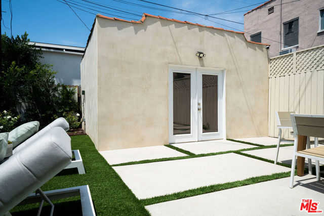 363 N Kings Road, Los Angeles CA: https://media.crmls.org/mediaz/873fa9a8-8bf5-4d55-9f69-0b3374702301.jpg