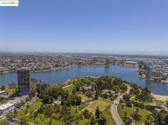383 Staten Ave, Oakland CA: https://media.crmls.org/mediaz/873fc2f6-a1fa-4f88-9b23-7befb67a5d8c.jpg