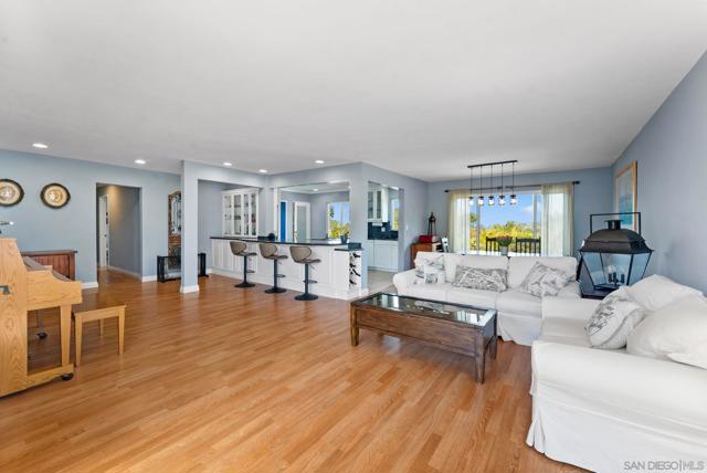 2360 Torrey Pines Rd, La Jolla CA: https://media.crmls.org/mediaz/873fe6bb-39af-443c-bee4-38c401c3d677.jpg