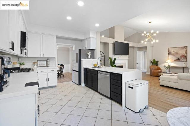 1030 Orchid Dr, Brentwood CA: https://media.crmls.org/mediaz/87402112-ac37-4239-ab02-725a74c17f8e.jpg