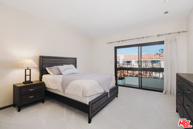 8180 Manitoba Street, Playa del Rey CA: https://media.crmls.org/mediaz/8741044e-5527-47d4-9f94-caaa1eea357c.jpg