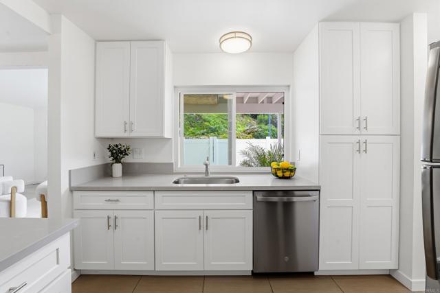 Detail Gallery Image 6 of 21 For 1089 Woodlake Drive, Cardiff By The Sea,  CA 92007 - 3 Beds | 3 Baths