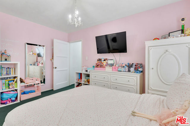 818 N Brand Boulevard, San Fernando CA: https://media.crmls.org/mediaz/87417546-5921-4a62-8372-9580a3bd18e3.jpg