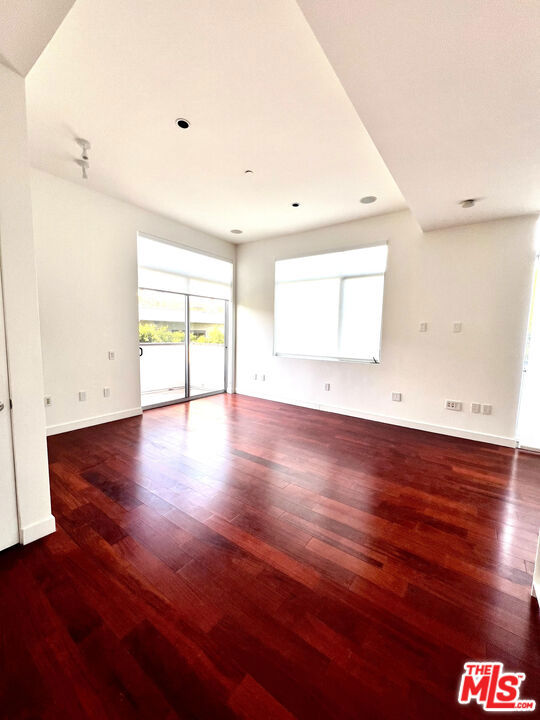 1200 N Sweetzer Avenue, West Hollywood CA: https://media.crmls.org/mediaz/874249bd-7101-4cbe-8143-7671bef96db1.jpg