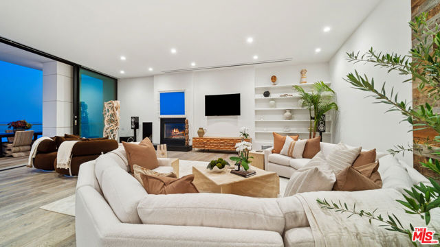 26814 Malibu Cove Colony Drive, Malibu CA: https://media.crmls.org/mediaz/8743f028-4371-4ad8-92d1-ff44cbfcc517.jpg