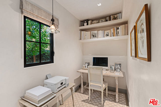 27218 Pacific Coast Highway, Malibu CA: https://media.crmls.org/mediaz/87456660-159e-4a62-8c08-6ec344583a7a.jpg
