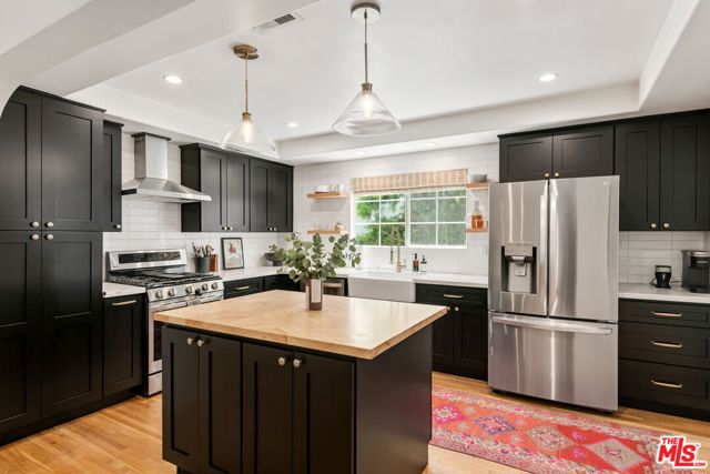 555 N Irving Boulevard, Los Angeles CA: https://media.crmls.org/mediaz/874576cb-f701-40e6-b7fc-b039b2b2b54f.jpg