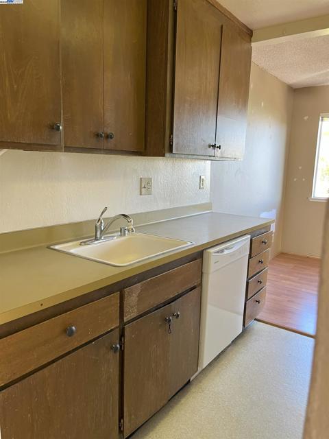 3751 Harrison St, Oakland CA: https://media.crmls.org/mediaz/874649a6-b798-424a-8be6-6b2c84992979.jpg