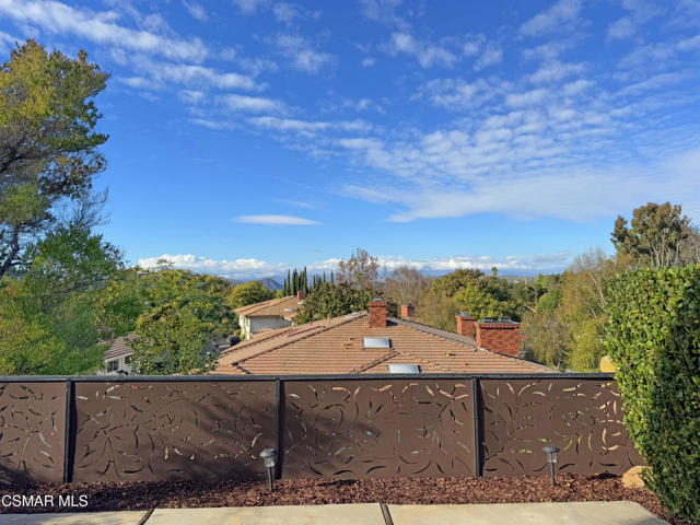 607 Valley Oak Lane, Newbury Park CA: https://media.crmls.org/mediaz/87466d47-e126-4c0f-a402-5c2f2bd99ba7.jpg