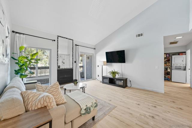 10250 Caminito Cuervo, San Diego CA: https://media.crmls.org/mediaz/8746dfaf-6ce4-4860-ba9c-8a4cf7fab766.jpg