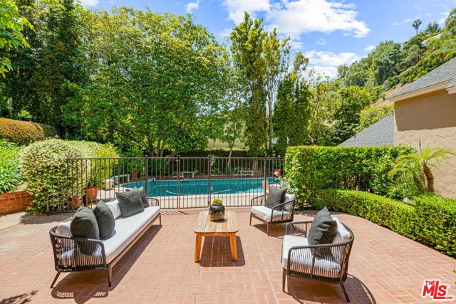 1376 San Ysidro Drive, Beverly Hills CA: https://media.crmls.org/mediaz/8747cefb-e350-4511-bf48-dc7a40e36738.jpg