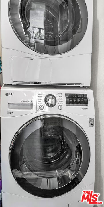 https://media.crmls.org/mediaz/8748d8e1-a21c-4ab5-904d-174f1676e6aa.jpg?preset=X-Large