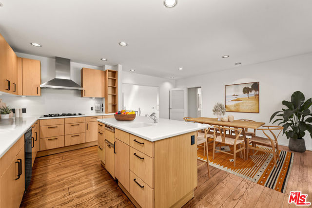 16449 Akron Street, Pacific Palisades CA: https://media.crmls.org/mediaz/8749316b-b0a4-443a-bc49-e318d0805b01.jpg