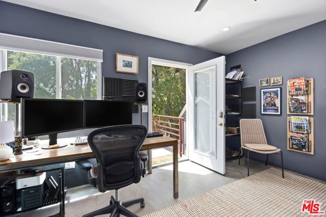 15601 Woodfield Place, Sherman Oaks CA: https://media.crmls.org/mediaz/8749568e-381c-4172-86f0-cce8adc7f139.jpg