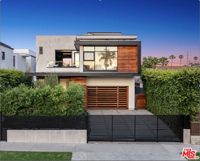 818 N Curson Avenue, Los Angeles CA: https://media.crmls.org/mediaz/87498a81-9eda-40a9-b9fa-1b359ee3a811.jpg