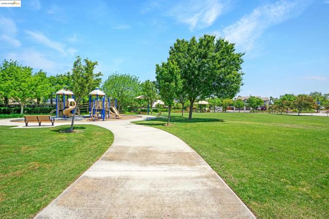 1117 Teal Ct, Brentwood CA: https://media.crmls.org/mediaz/874caa46-0064-454e-b0ba-0b5da8227f48.jpg