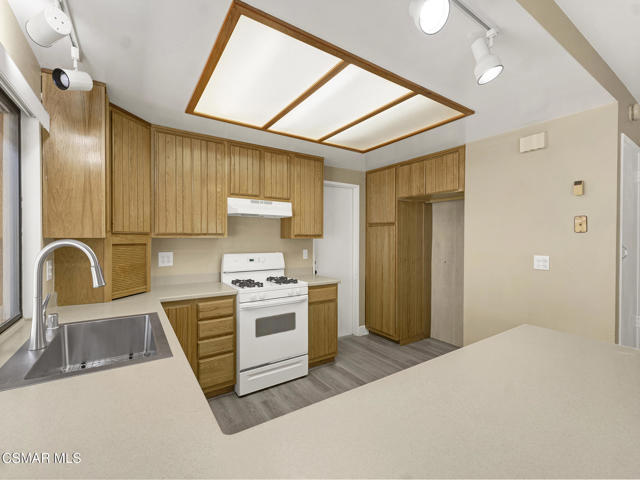 2264 Cochran Street, Simi Valley CA: https://media.crmls.org/mediaz/874e23e3-f9a6-412a-885a-a00777eeaad8.jpg