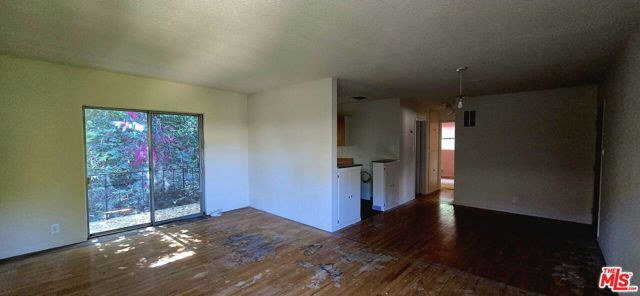 1433 N Martel Avenue, Los Angeles CA: https://media.crmls.org/mediaz/874e32b3-7133-41ec-958a-0a6f02f76362.jpg
