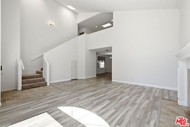 19250 Oxnard Street photo 4