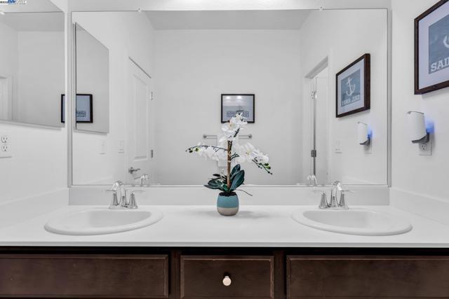 2305 Augusta Ave, Tracy CA: https://media.crmls.org/mediaz/874e9613-fb8a-4518-b747-8b3693d79407.jpg