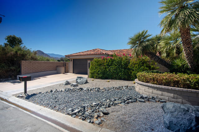 43725 Texas Avenue, Palm Desert CA: https://media.crmls.org/mediaz/874e9680-7a9d-48dd-9cea-2c071ba9a9fb.jpg