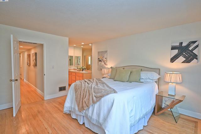 38 Saint Stephens Dr., Orinda CA: https://media.crmls.org/mediaz/874fa003-7a94-4f82-bb92-8c7ff22d632e.jpg