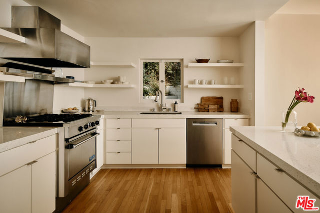 2250 El Contento Drive, Los Angeles CA: https://media.crmls.org/mediaz/87500a21-c83f-4e12-a1c3-3ce0f082cebf.jpg