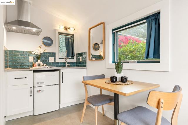 2941 Madeline St, Oakland CA: https://media.crmls.org/mediaz/87504ba6-5d2d-4190-93ac-fcf0274b164e.jpg