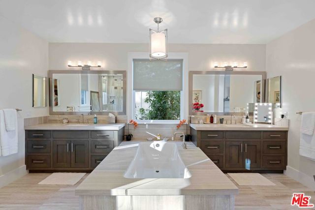 111 Lake Sherwood Drive, Lake Sherwood CA: https://media.crmls.org/mediaz/875277d9-a45d-48e8-9c16-b4ec9b640abd.jpg