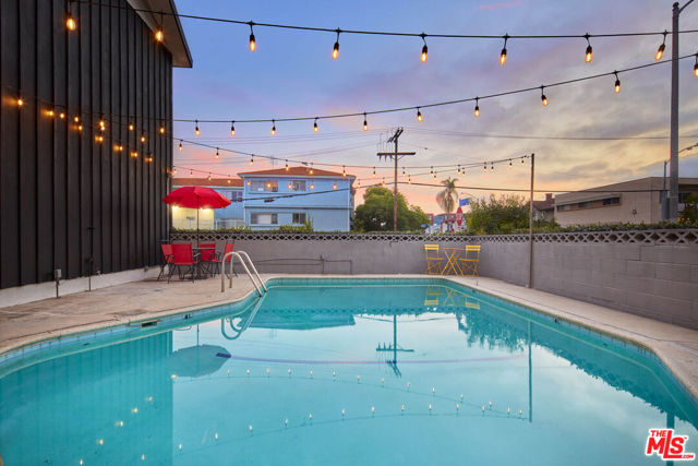 204 N Manhattan Place, Los Angeles CA: https://media.crmls.org/mediaz/8754ce36-e9dc-42c0-9786-997defbbea0e.jpg