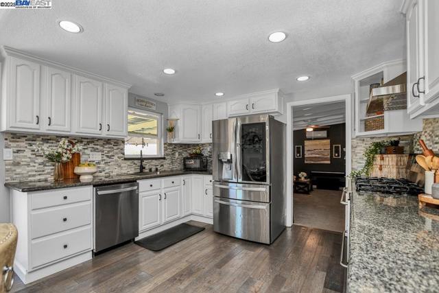 1941 Eden Plains Rd, Brentwood CA: https://media.crmls.org/mediaz/87556e04-1761-4540-8216-726d29c199ee.jpg