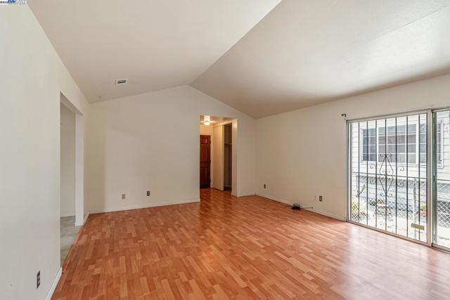 2538 E 16Th St, Oakland CA: https://media.crmls.org/mediaz/87564c12-7588-4ea0-954d-ffa8d11dec69.jpg