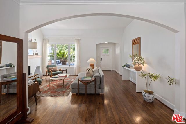 4654 Denny Avenue, Toluca Lake CA: https://media.crmls.org/mediaz/87565c8f-ef99-4c32-858b-fe004f760e4f.jpg